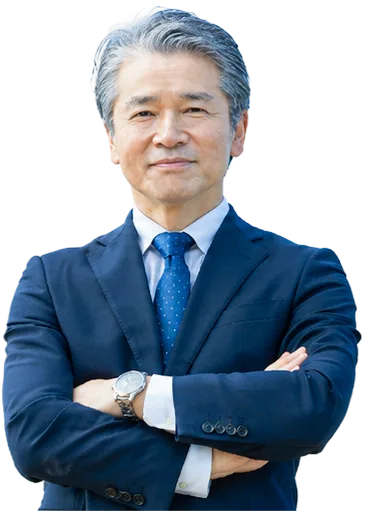 腕を組む経営者の写真